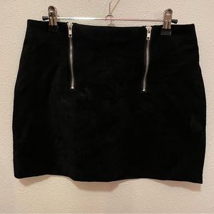 FOREVER 21 black mini skirt. Size M.